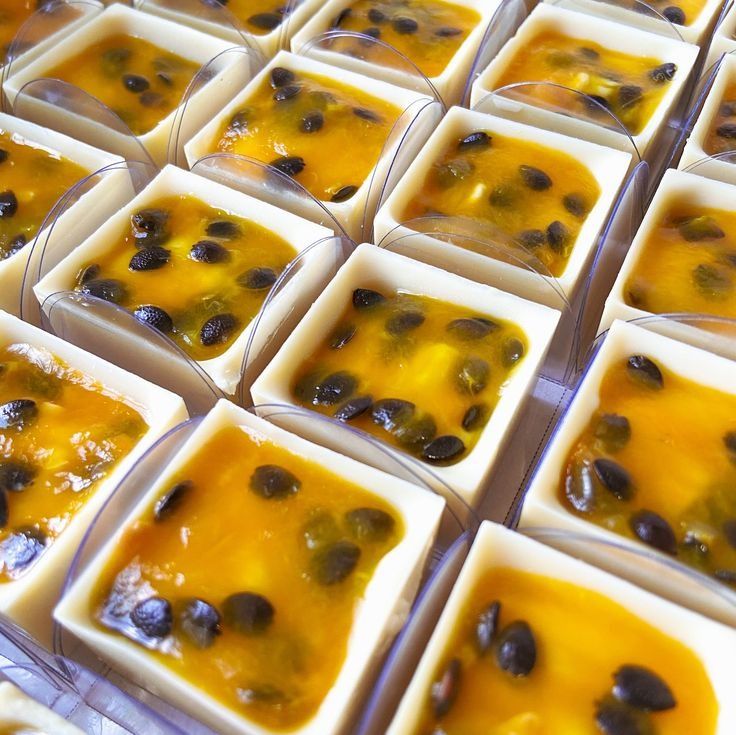 Copinhos de chocolate branco com maracujá