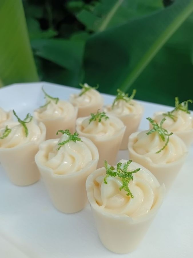 Copinhos de chocolate branco com mousse de limão