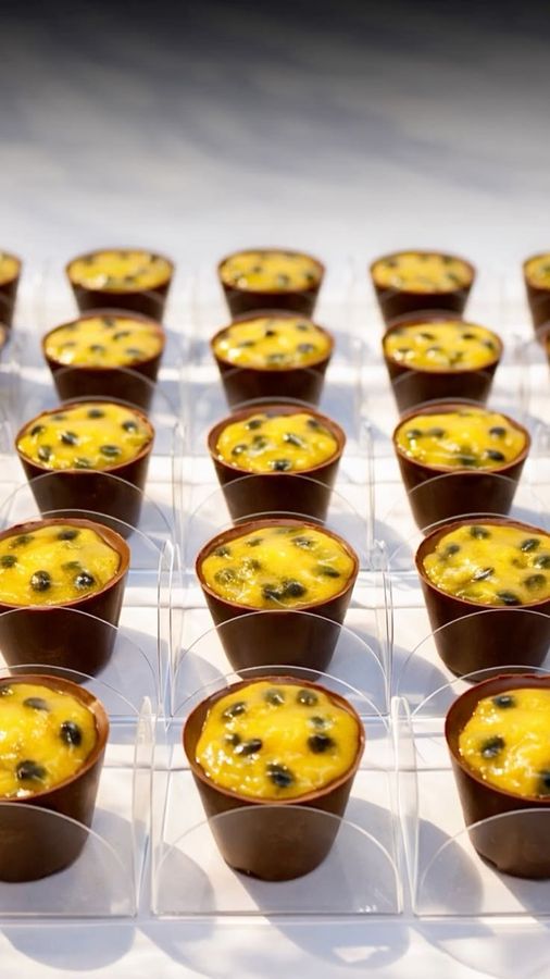 Copinhos de chocolate com mousse de maracujá