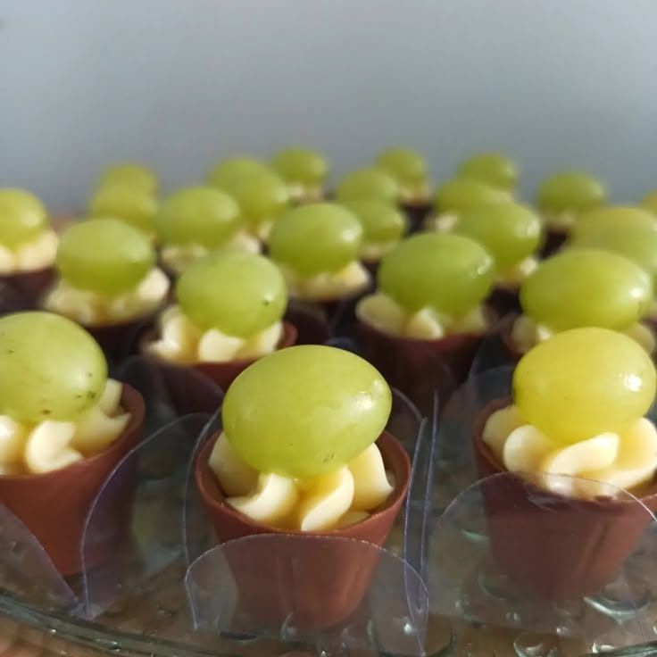 Copinhos de chocolate com creme e uva verde