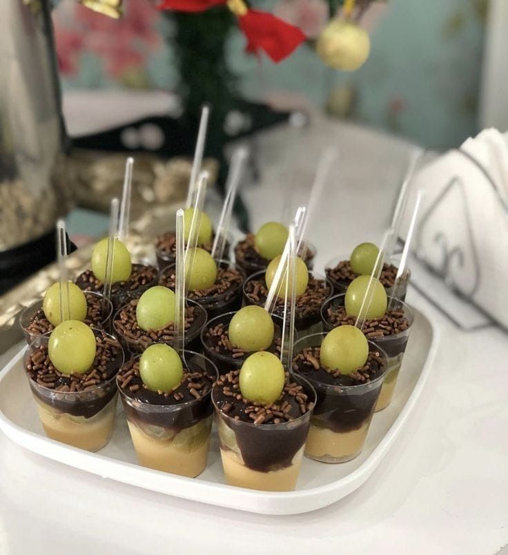 Copinhos com creme, brigadeiro e uva verde