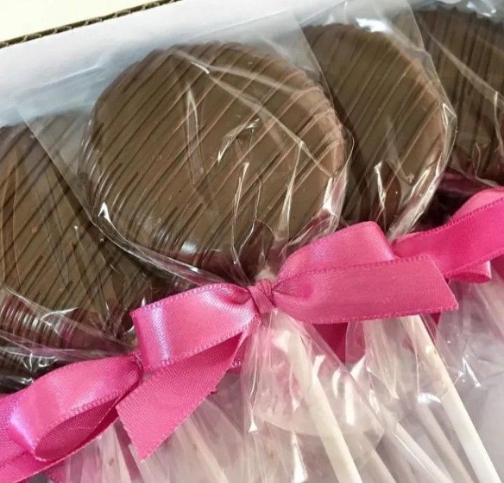 Alfajores no palito embalados com laço rosa