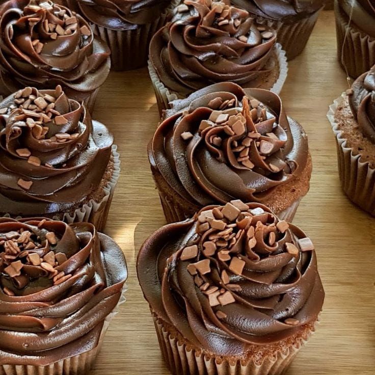 Cupcakes de chocolate com cobertura e granulado