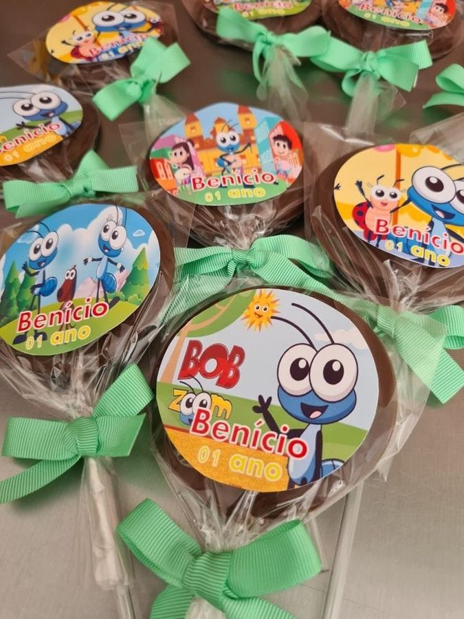 Pirulitos de chocolate com o nome da criança