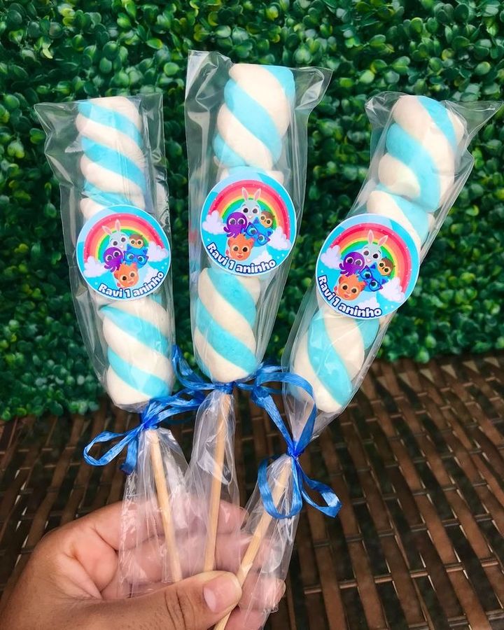 Marshmallows no palito com etiqueta do tema