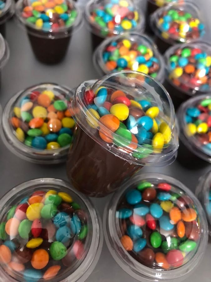 Potinhos de brigadeiro com M&M por cima