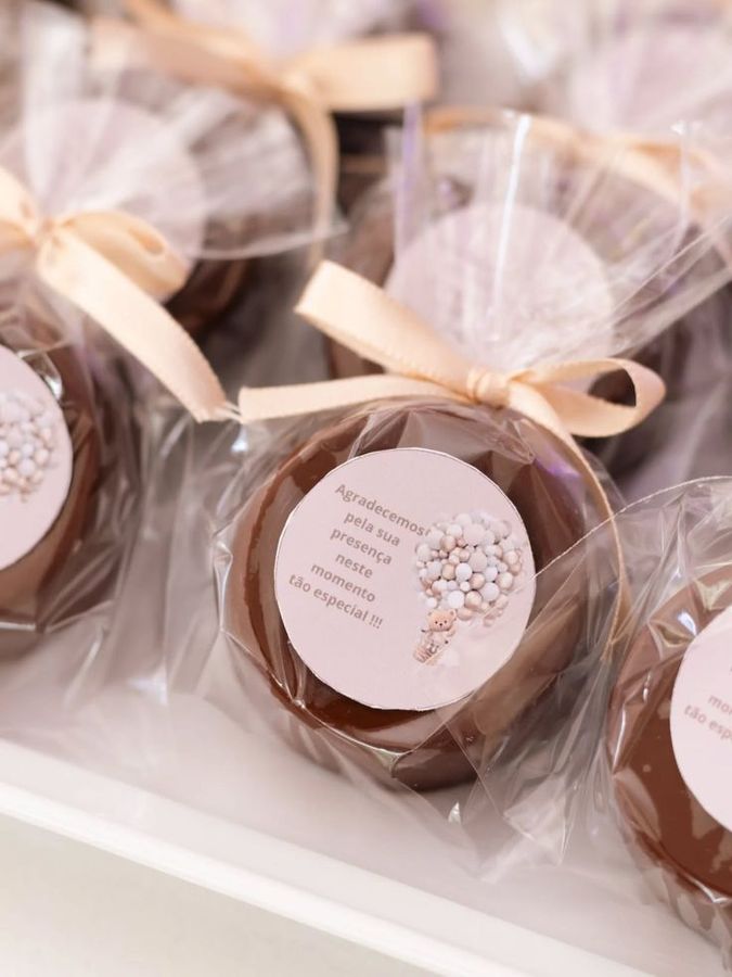 Alfajores embalados com laço e etiqueta de agradecimento