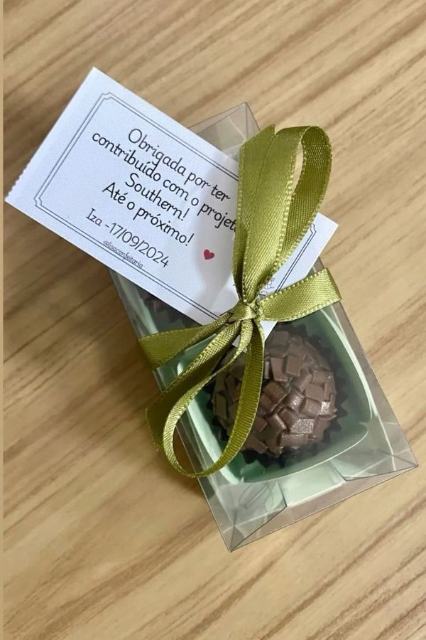 Caixinha transparente com brigadeiros, laço e cartão de recado