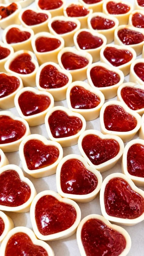 Corações de chocolate branco recheados com morango