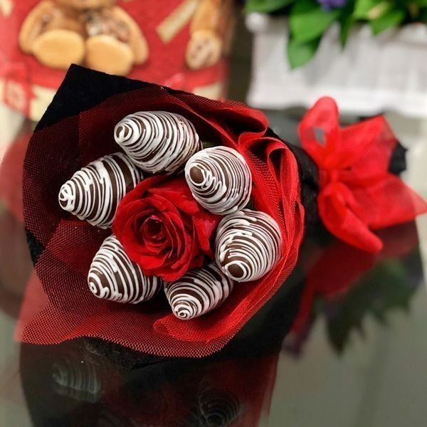 Buquê de morangos com chocolate e rosa vermelha