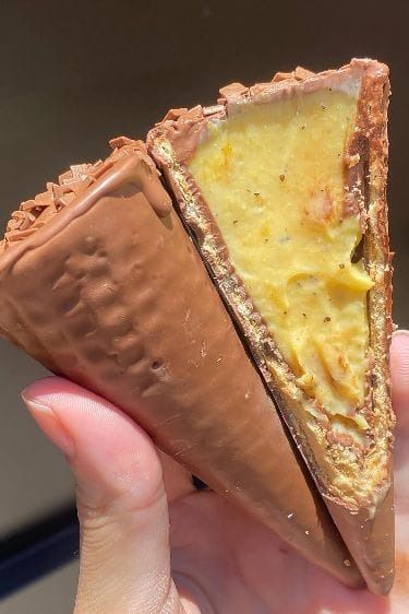 Cone de chocolate recheado com creme