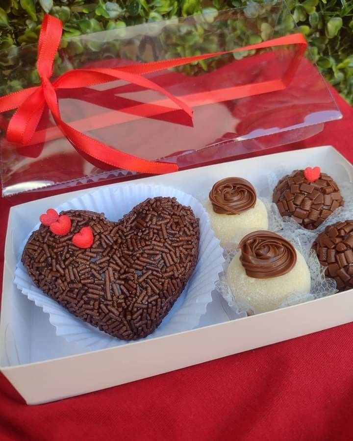 Caixa com coração de brigadeiro com morango e quatro brigadeiros