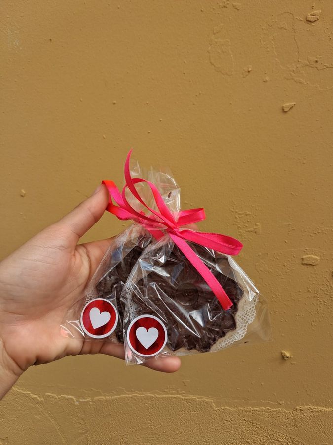 Coração de chocolate embalado com laço