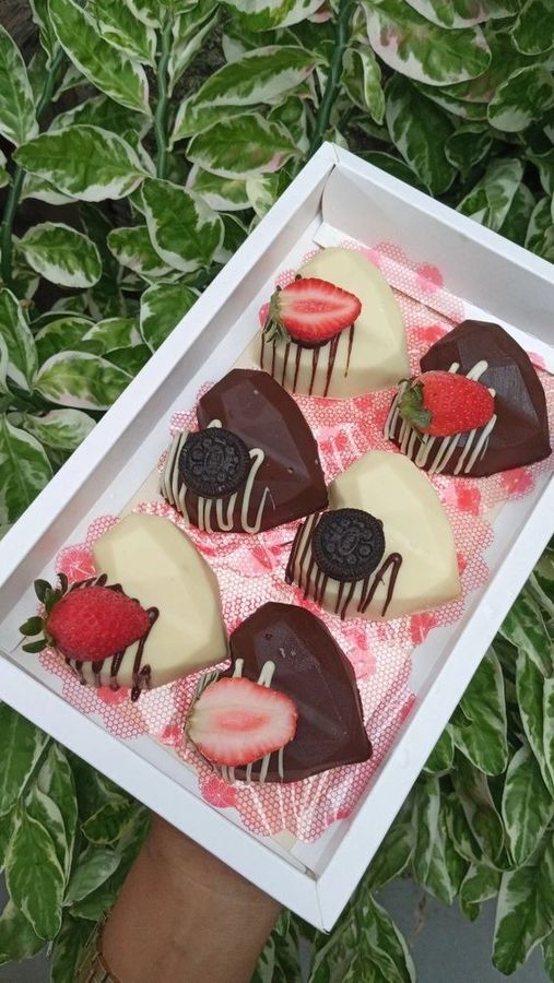 Caixa com corações de chocolate e chocolate branco recheados