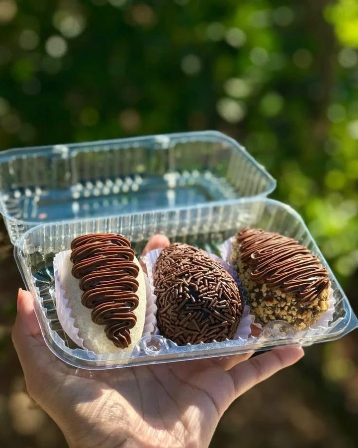 Caixinha com três coxinhas de morango decoradas