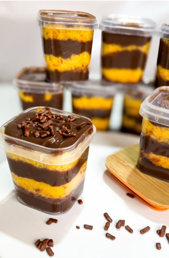 Bolos no pote com camadas de massa e recheio de chocolate
