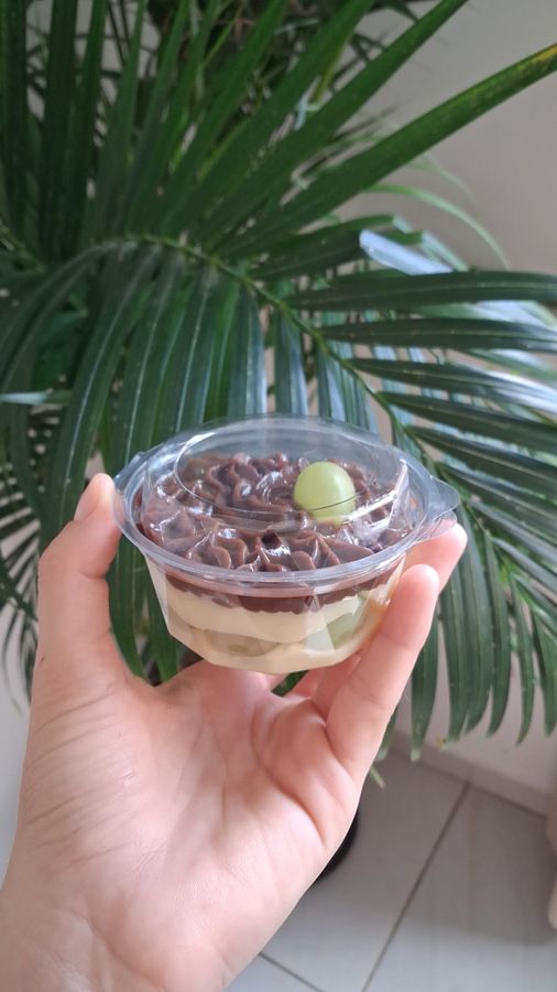 Pote de escondidinho de uva com camada de chocolate