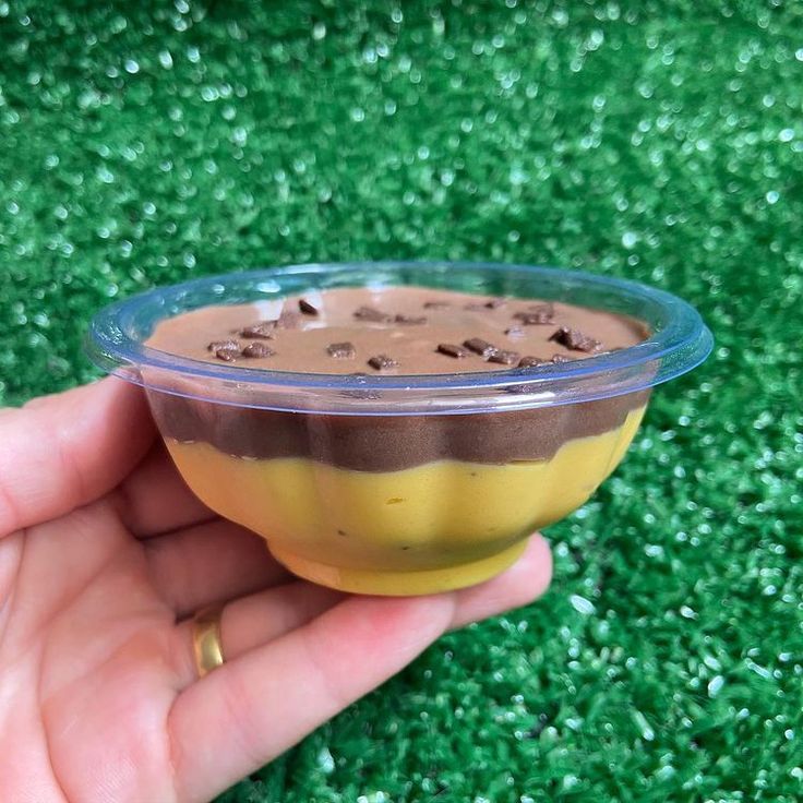 Pote de mousse de maracujá com camada de chocolate