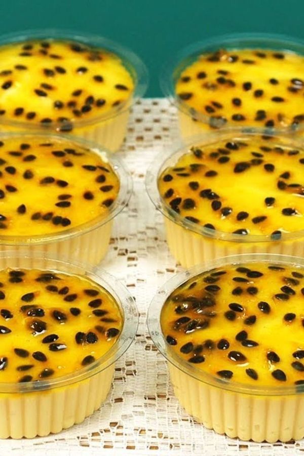 Potes de mousse de maracujá com sementes por cima