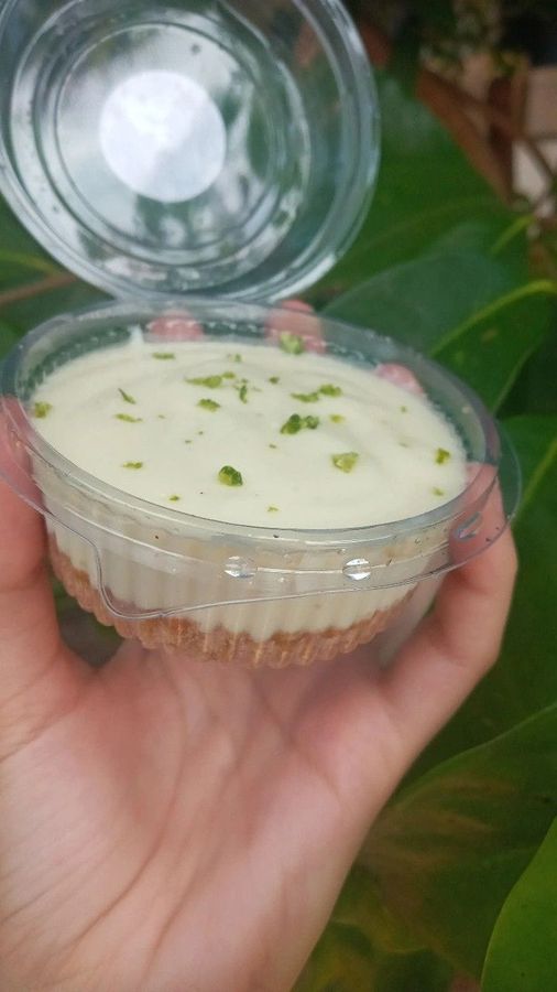 Torta de limão no pote com base de biscoito e raspas de limão